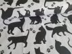Bavlněná látka metráž - Černá kočka, tlapky na bílé