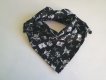 Trojcípý bavlněný šátek - Pirátské lebky na černé