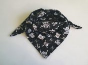 Motorkářský bavlněný šátek Pirátské lebky na černé [MOSA-pirát-cerna]